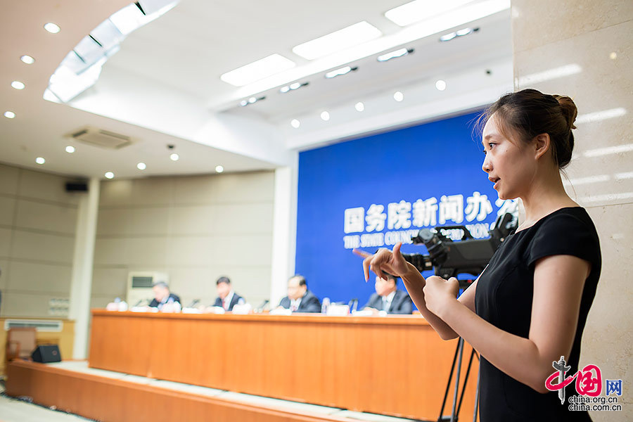 國新辦新聞發(fā)布會首次配備手語翻譯[組圖]